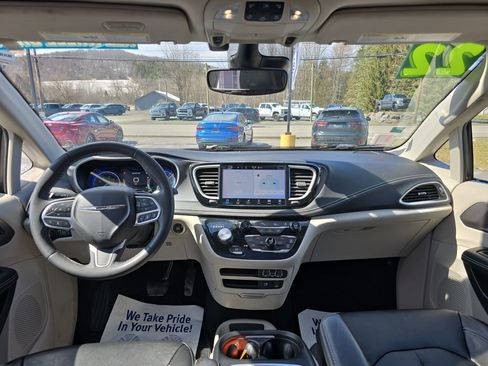 Used 2022 Chrysler Pacifica Touring-L AWD/4WD image 15