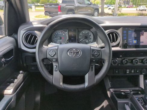 Used 2018 Toyota Tacoma TRD Off-Road AWD/4WD image 15