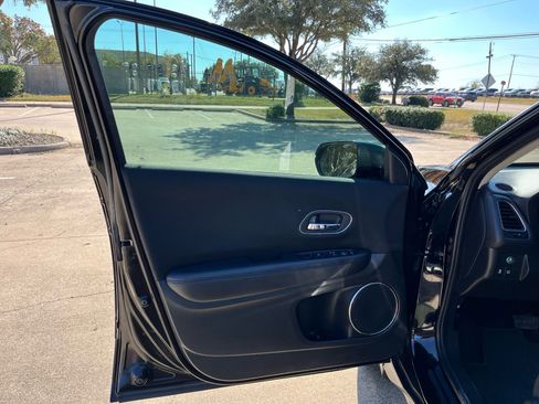 Used 2017 Honda HR-V EX image 11