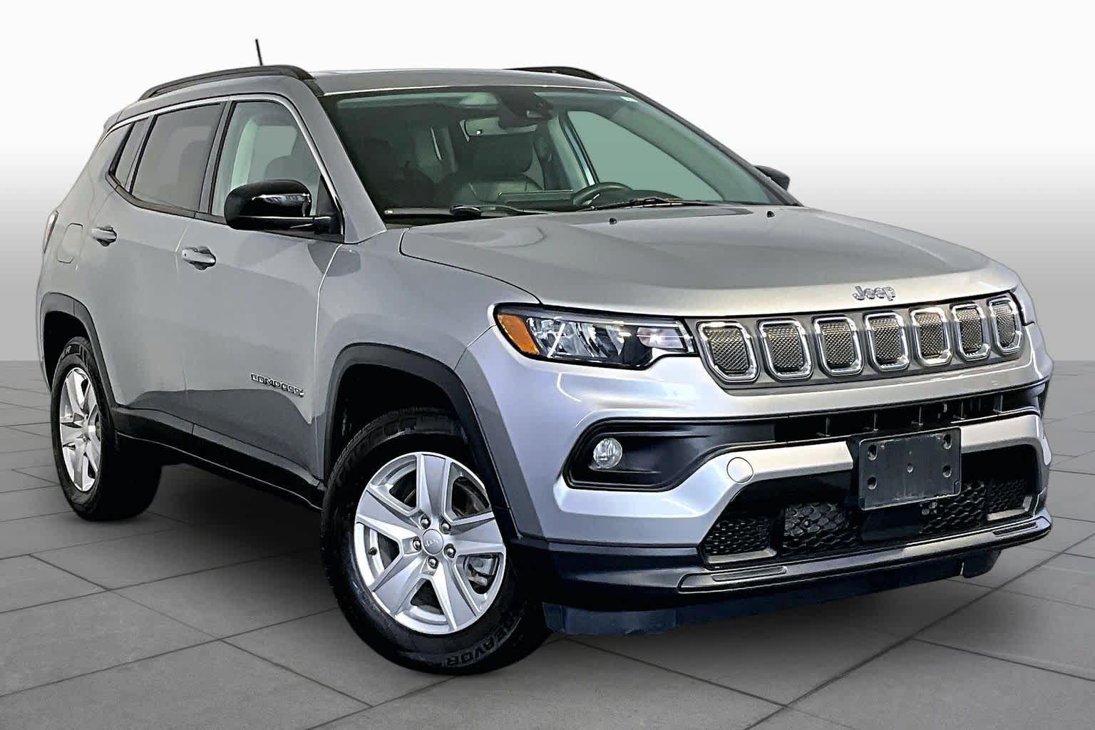 Used 2022 Jeep Compass Latitude w/ Sun and Sound Group AWD/4WD image 4
