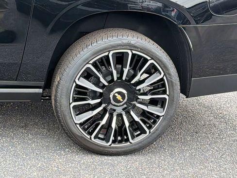 New 2026 Chevrolet Suburban High Country image 9