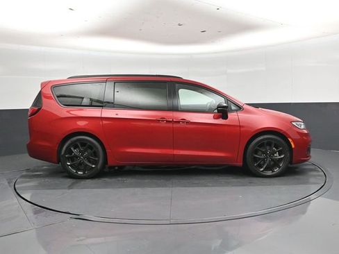 Used 2025 Chrysler Pacifica Limited FWD image 2