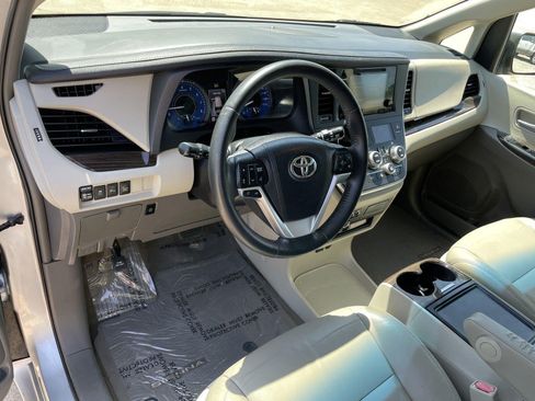 Used 2015 Toyota Sienna XLE Premium FWD image 17