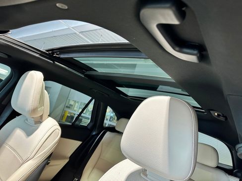 Used 2025 Mercedes-Benz GLC 300 4MATIC image 11