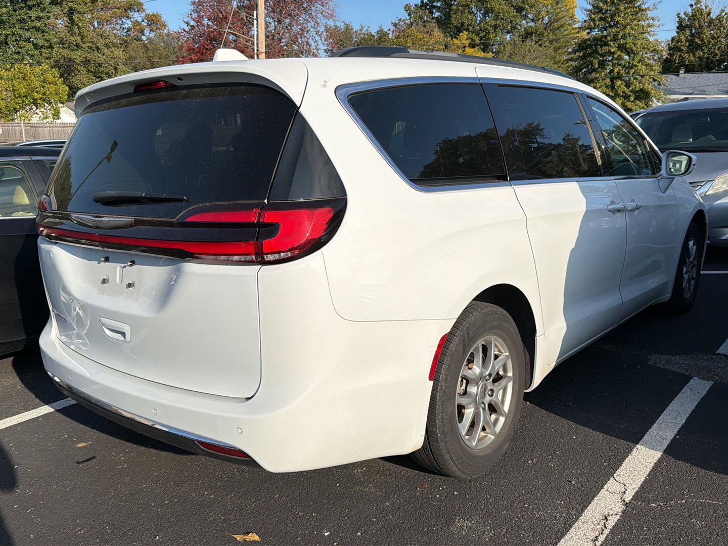 Used 2021 Chrysler Pacifica Touring w/ Cold Weather Group FWD image 4