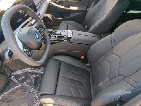 Used 2025 BMW i5 eDrive40i w/ Premium Package RWD image 19
