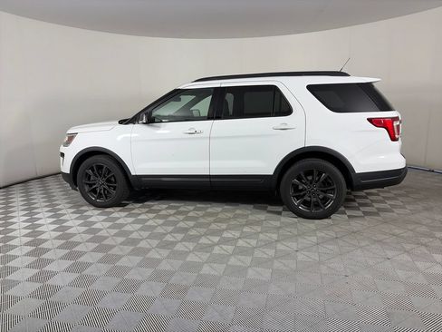Used 2018 Ford Explorer XLT w/ Equipment Group 202A AWD/4WD image 4