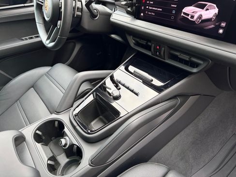 Used 2025 Porsche Cayenne GTS AWD/4WD image 21