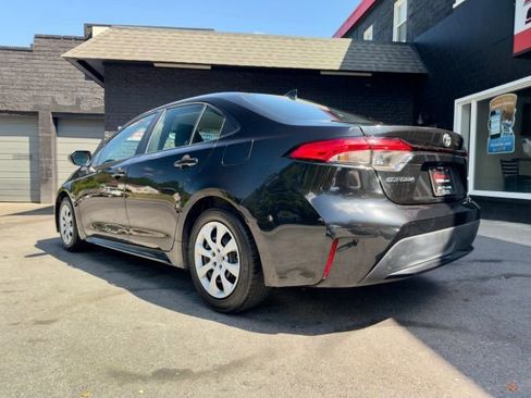 Used 2021 Toyota Corolla LE image 3