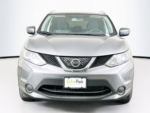 Used 2018 Nissan Rogue Sport SV image 2