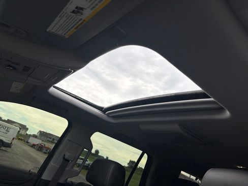 Used 2018 Chevrolet Tahoe Premier AWD/4WD image 25
