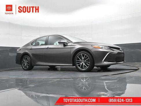 Used 2021 Toyota Camry XLE image 38