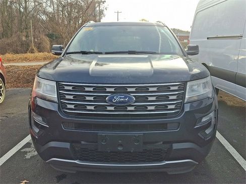 Used 2017 Ford Explorer XLT image 2
