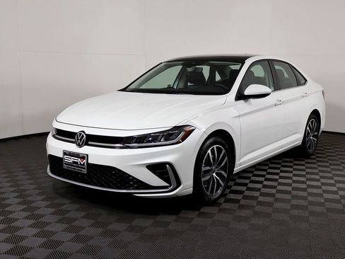 Used 2025 Volkswagen Jetta SE w/ Sunroof Package image 2