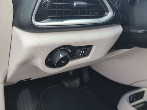 Used 2023 Chrysler Pacifica Touring-L FWD image 14