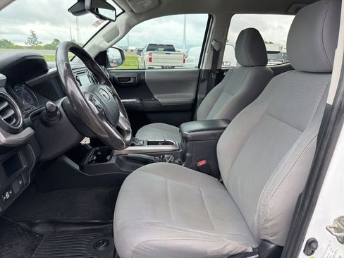 Used 2019 Toyota Tacoma SR5 AWD/4WD image 16
