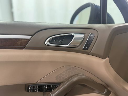 Used 2014 Porsche Cayenne S image 11