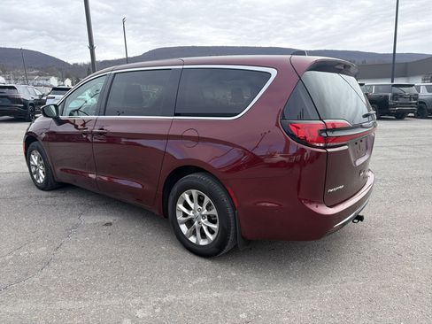 Used 2023 Chrysler Pacifica Touring-L image 6