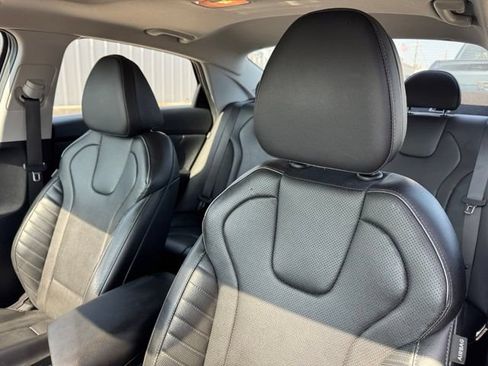 Used 2025 Hyundai Elantra Limited FWD image 10