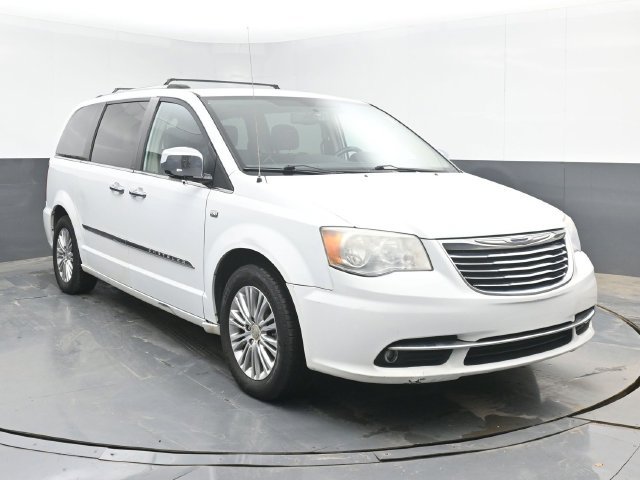 Used 2014 Chrysler Town & Country Touring-L FWD image 2