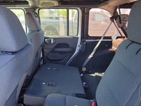 Used 2024 Jeep Wrangler Unlimited Sahara AWD/4WD image 28