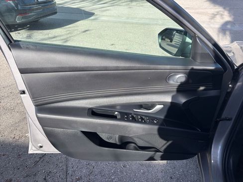 Used 2025 Hyundai Elantra Limited image 20
