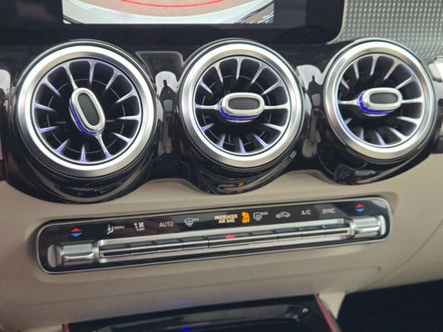 Used 2021 Mercedes-Benz GLB 250 4MATIC image 31