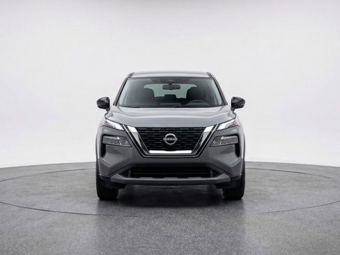 Used 2025 Nissan Rogue SV image 2