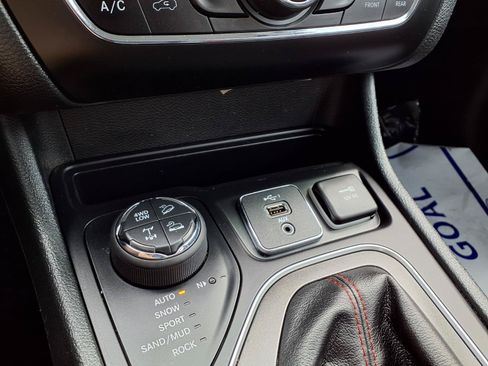 Used 2019 Jeep Cherokee Trailhawk AWD/4WD image 7