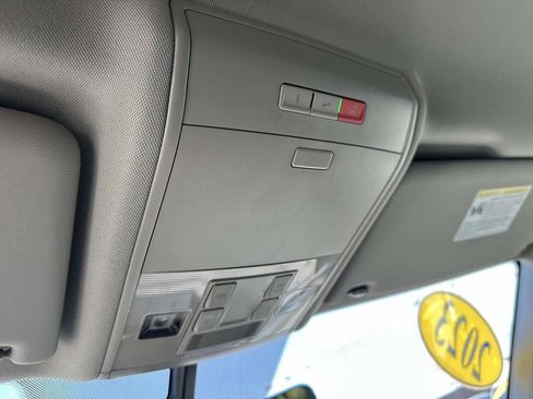 Used 2023 Volkswagen Atlas SE AWD/4WD image 31