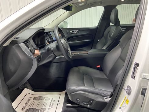 Used 2023 Volvo XC60 B5 Plus image 10