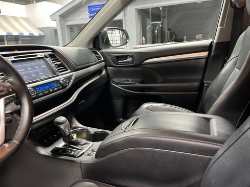 Used 2019 Toyota Highlander XLE AWD/4WD image 16