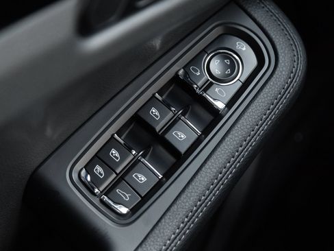 Certified 2026 Porsche Macan AWD/4WD image 19
