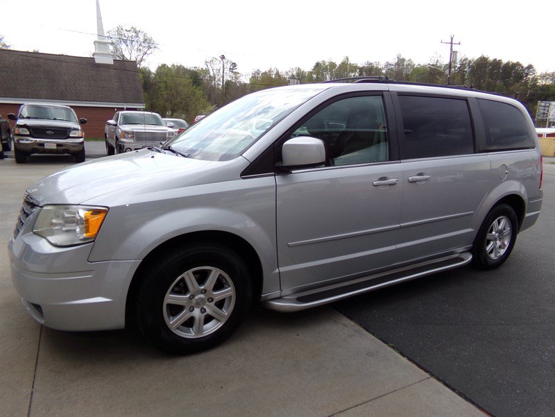 Used 2008 Chrysler Town & Country Touring FWD image 1