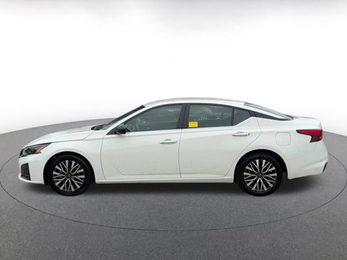 Used 2025 Nissan Altima 2.5 SV FWD image 9