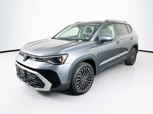 Used 2025 Volkswagen Taos SE image 3