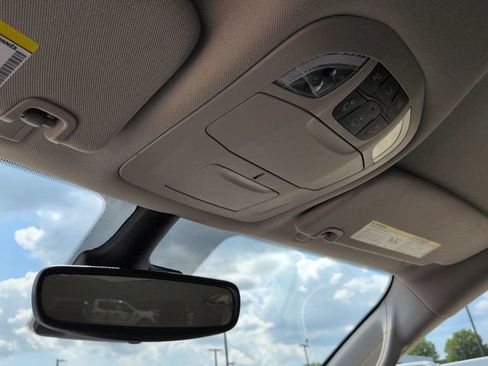 Used 2024 Chrysler Pacifica Touring-L FWD image 24