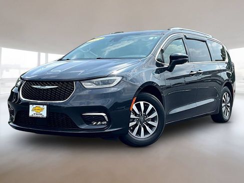 Used 2021 Chrysler Pacifica Touring-L FWD image 3