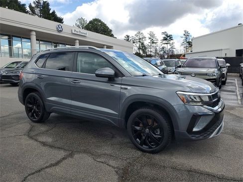 Certified 2023 Volkswagen Taos SE image 3