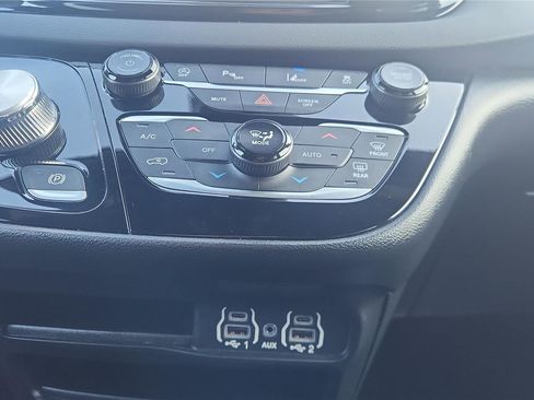 Used 2025 Chrysler Pacifica Select image 20