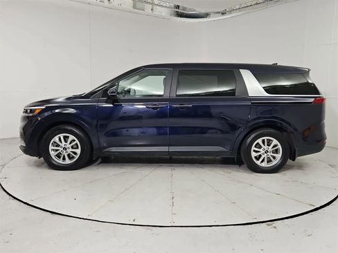 Used 2023 Kia Carnival LX image 3