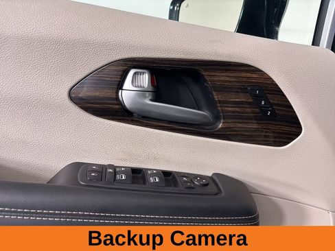 Used 2024 Chrysler Pacifica Limited FWD image 12