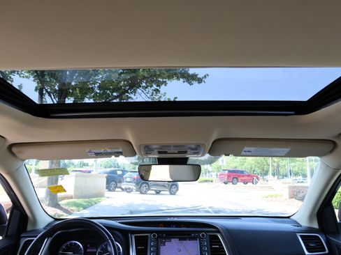 Used 2017 Toyota Highlander Limited AWD/4WD image 32
