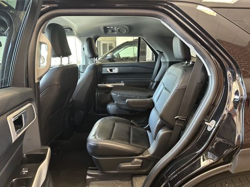 Used 2022 Ford Explorer XLT w/ Equipment Group 202A image 7