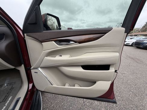 Used 2017 Cadillac Escalade Luxury AWD/4WD image 36
