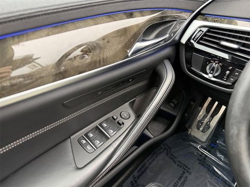 Used 2020 BMW M550i xDrive image 28