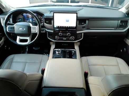 Used 2024 Ford Expedition Max XLT image 3