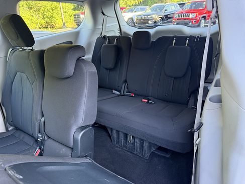 Used 2020 Chrysler Pacifica Touring FWD image 14