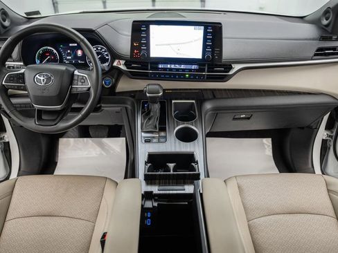 Certified 2024 Toyota Sienna Limited FWD image 22