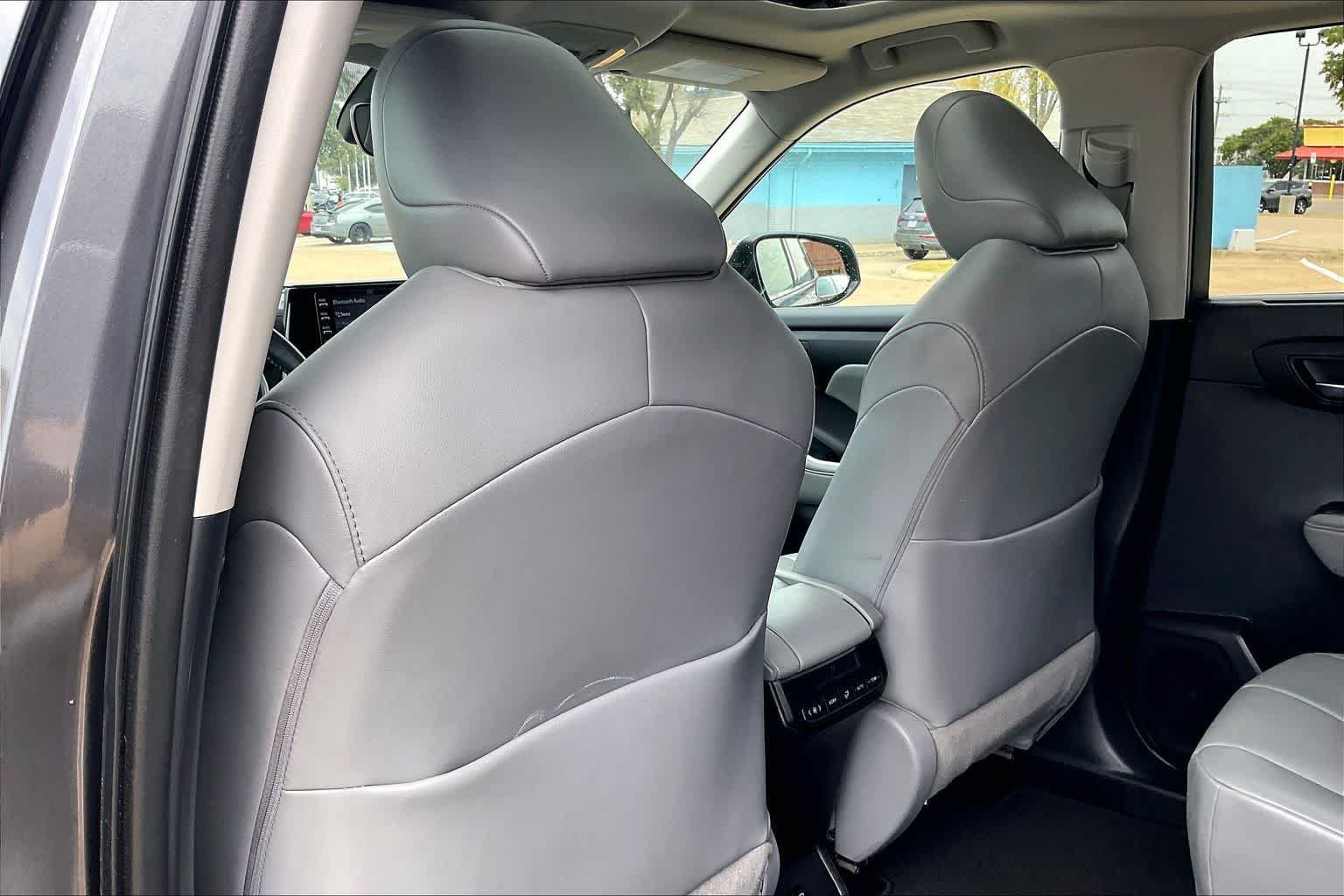 Used 2021 Toyota Highlander XLE AWD/4WD image 11